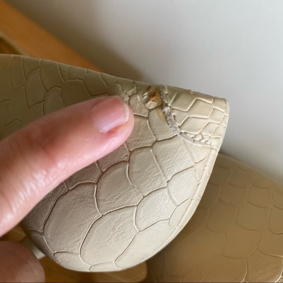 Cream Colored Aldo Snake Skin Pumps. Size 7 - Picture 7 of 8